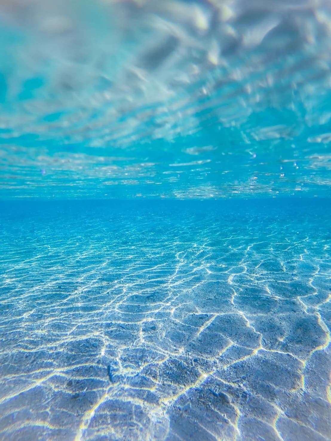 奄美の透き通る海と白い砂地の海底